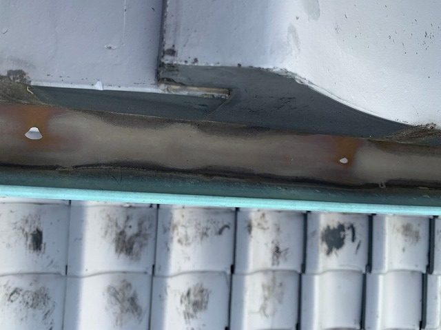 銅板雨樋穴あき部分拡大